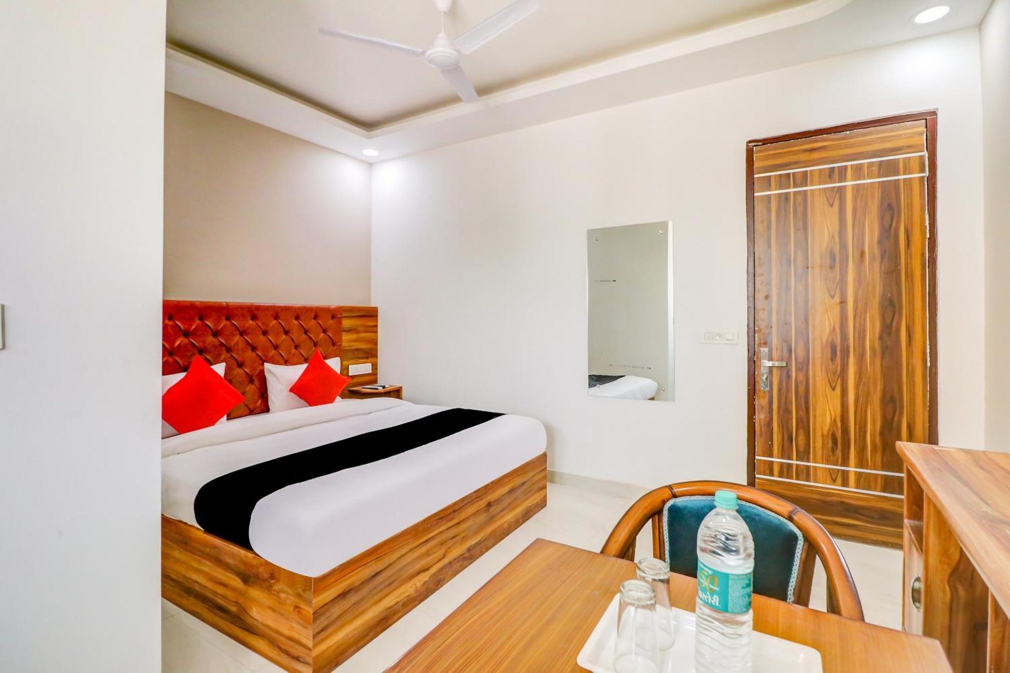 Oyo Flagship 80318 Hotel Sai Plaza Near Indira Gandhi International Airport 뉴델리 외부 사진